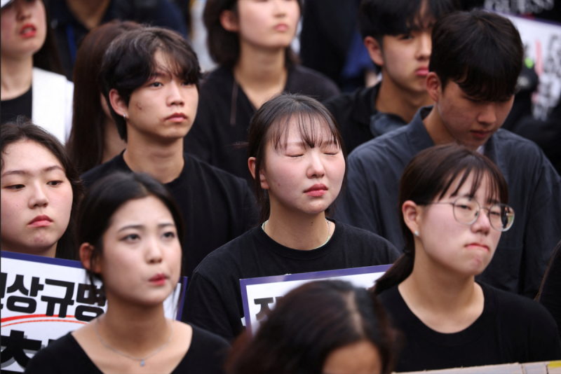 韓國的教育體系長期以來以其嚴格的要求和高壓教育制度而聞名。一名韓國教師疑似自殺，引發了4日在首爾的數十萬教師參與的大規模抗議活動。數十萬名教育工作者湧上街頭，對國內高壓教育體制的種種負擔提出抗議。     圖 : 達志影像/路透社