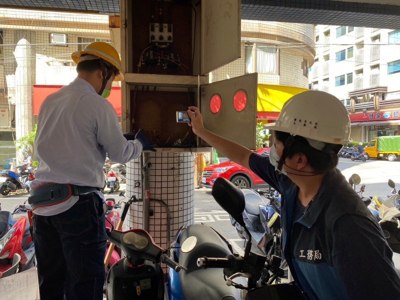 新北工務局為遏止違規套房出租造成憾事，最近針對板橋大同街一處地下室違規隔成10間套房出租，執行強制斷電處分。   圖：新北市工務局/提供