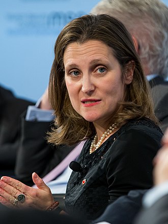 加拿大財長方慧蘭（Chrystia Freeland）吩咐加拿大第一財富銀行的 3 名創始投資者撤出其股份，並命令該銀行斷絕與他們的關係。   圖：翻攝自百度百科