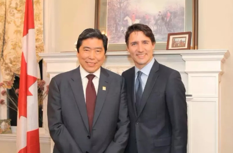 加拿大第一財富銀行華裔創始股東咸生林(左)與加拿大總理杜魯道合影。   圖 : 翻攝自推特