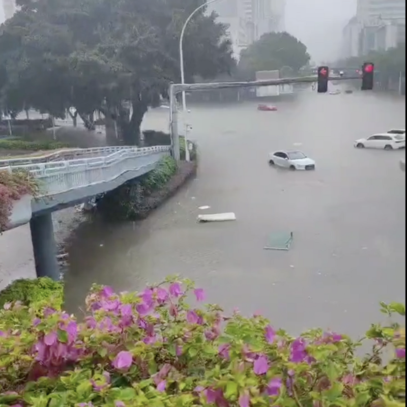 福州當地遭暴雨襲擊，街道變成河道。   圖：翻攝自Ｘ／@whyyoutouzhele