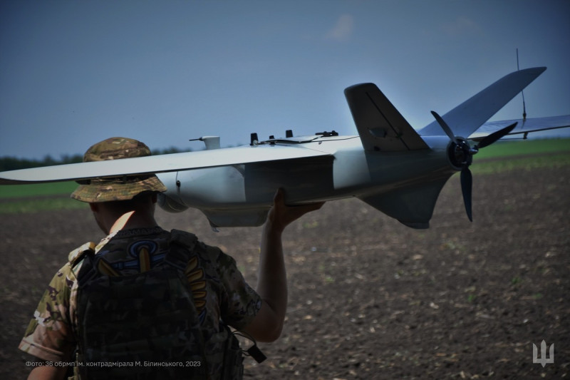 烏軍正在操控小型無人機。   圖：翻攝自澤連斯基官方X帳號