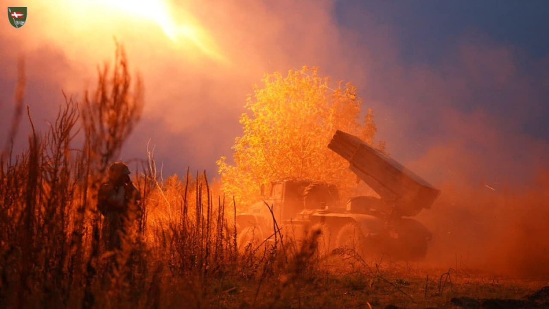 烏軍的火箭砲對俄軍展開攻擊。   圖：翻攝自澤連斯基官方X帳號