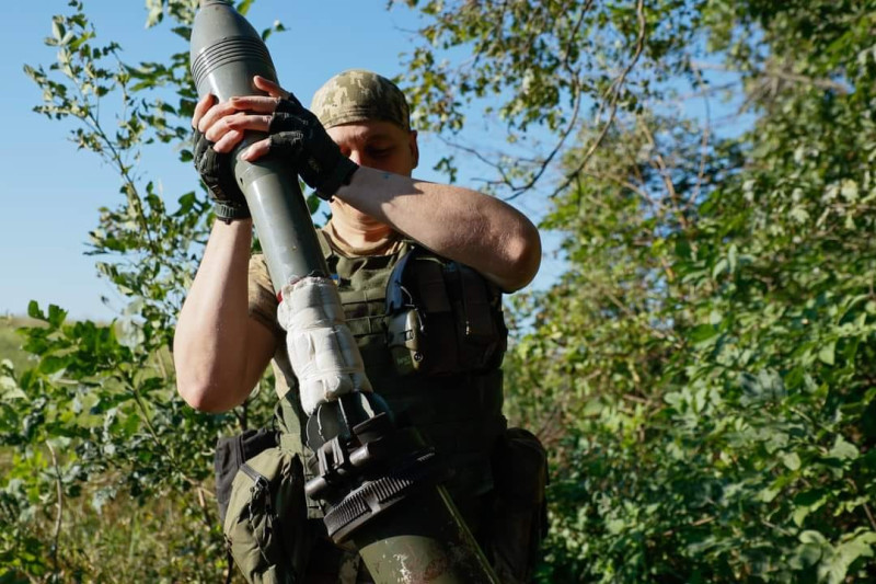 烏克蘭準備發射迫擊砲，執行作戰。   圖：翻攝自澤連斯基官方X帳號