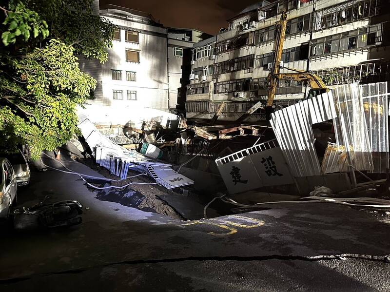 台北市中山區大直街巷弄多棟大樓7日因周邊建案開挖而傾斜，甚至一樓直接變地下室。   圖：陳怡君議員辦公室提供（資料照）