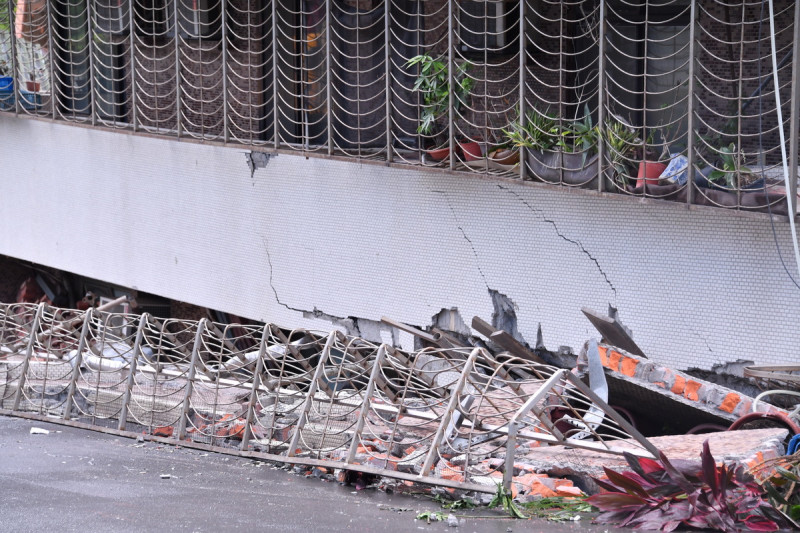 台北市中山區大直街94巷1弄路口一處民宅發生傾斜、塌陷的情形。   圖：台北市政府 / 提供