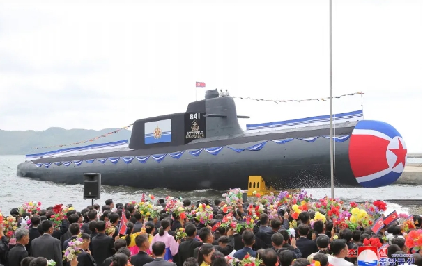 北韓 6 日舉行新造潛艇下水典禮，慶祝第一艘戰術核攻擊潛艇第841號下水，該潛艇被命名為「金君玉英雄」號。   圖 : 翻攝自朝中社