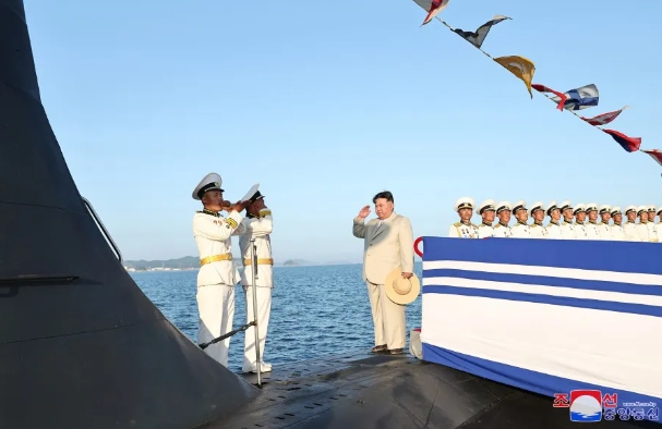 北韓領導人金正恩出席第一艘戰術核攻擊潛艇第841號下水典禮，該潛艇被命名為「金君玉英雄」號。   圖 : 翻攝自朝中社