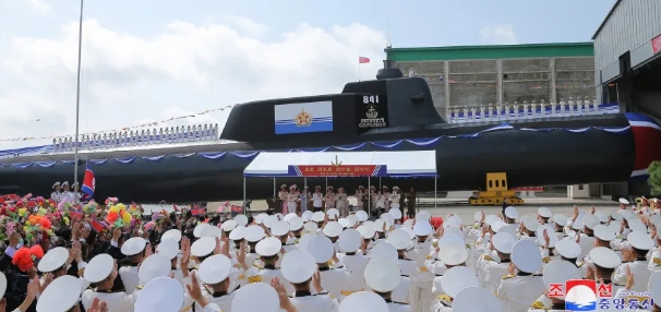 北韓 6 日舉行新造潛艇下水典禮，慶祝第一艘戰術核攻擊潛艇第841號下水，該潛艇被命名為「金君玉英雄」號。   圖 : 翻攝自朝中社