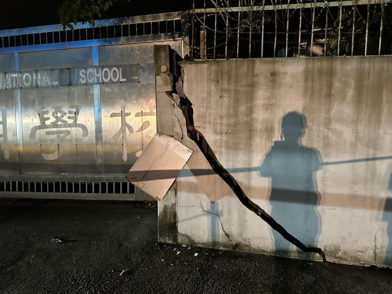 大直民宅塌陷後，今（8）日凌晨4點，陳怡君議員於現場拍攝的附近學校外墻裂縫。   圖：取自 陳怡君 臉書