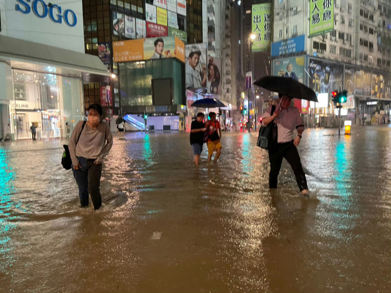 香港天文台發出黑色暴雨警告信號，全港多個地區發生水浸。   圖：翻攝自微博