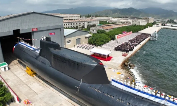 北韓 6 日舉行第一艘戰術核攻擊潛艇第841號下水典禮，該潛艇被命名為「金君玉英雄」號。   圖 : 翻攝自朝中社