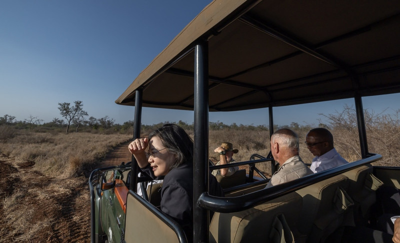總統蔡英文7日Hlane Royal National Park，看到犀牛、大象、獅子等野生動物，體驗非洲豐富的生態與特色風貌。   圖：總統府提供