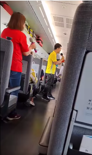 昨(7)日有民眾在一輛彰化火車站南下的新自強號上，自帶卡拉OK在車上嗨唱，甚至一旁的女乘客也跟著唱起來，讓一旁乘客傻眼。   圖：翻攝自台灣便當管理局附屬鐵路部臉書