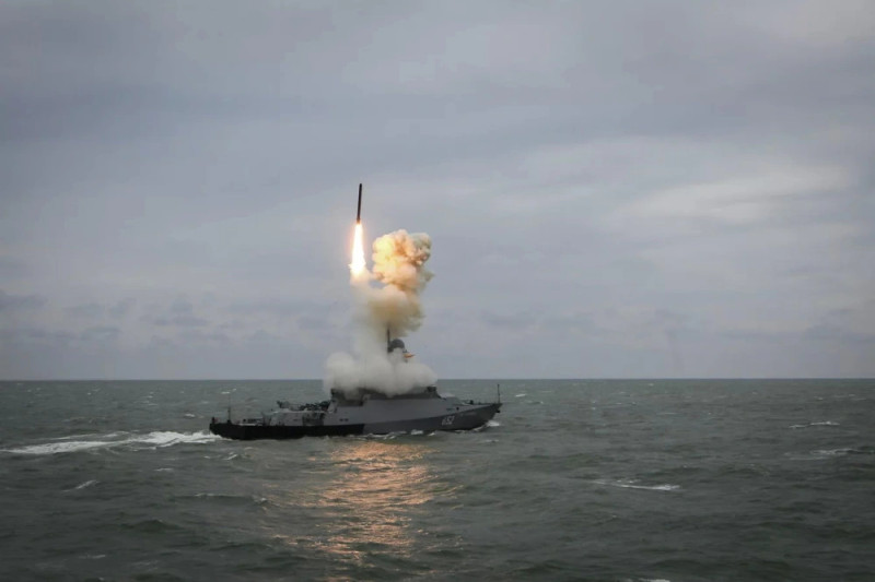 俄羅斯黑海艦隊向烏克蘭境內發射導彈。   圖：翻攝自騰訊網