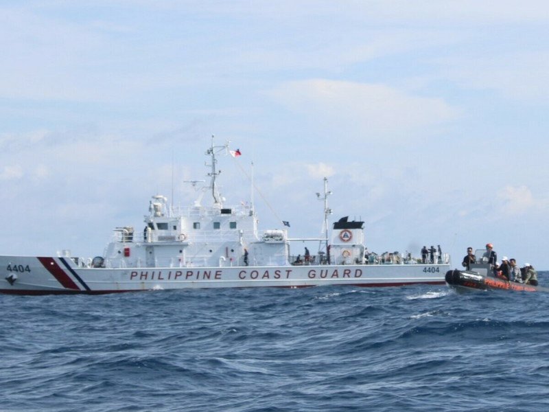菲律賓2艘海警船和2艘運補船8日對仁愛礁運補。圖為菲國海警船隻非本次當事船艇。   圖：翻攝Philippine Coast Guard臉書(資料照片)