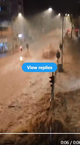 香港暴雨，加上深圳突然洩洪，香港街道慘變滾滾洪流。   圖 : 影片截圖