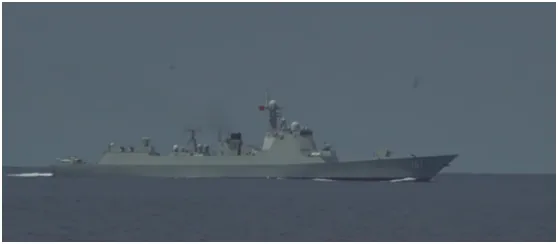 最近 1 艘中國海軍 052D 型驅逐艦，在東海緊隨加拿大軍艦。圖為 052D 型驅逐艦。   圖：翻攝自環球網
