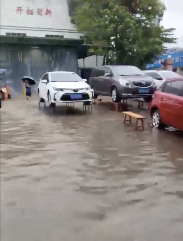 佛山市居民為避免車輛泡水，紛紛以板凳將車輛撐高。   圖：翻攝自X／@whyyoutouzhele