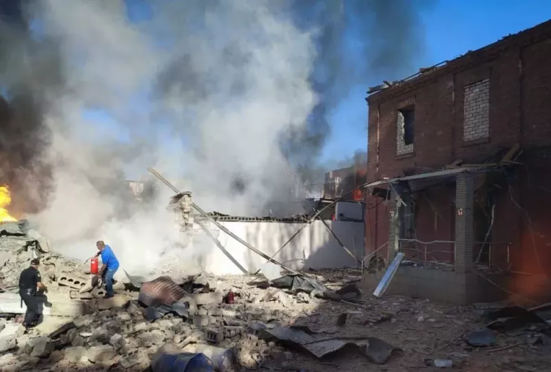 近期烏克蘭克里·沃羅格安全局行政大樓被俄軍導彈擊中，導致 41 人當場傷亡。   圖：翻攝自勝研集