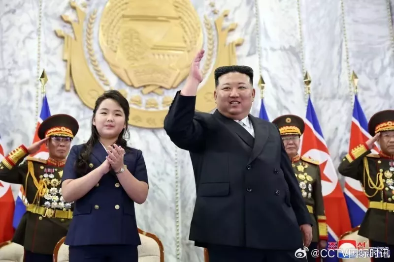 北韓領導人金正恩（右）及其女兒金主愛（左）一同出席閱兵大典。   圖：翻攝自騰訊網／海客新聞