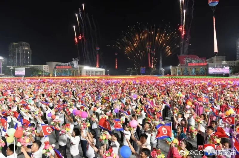 北韓群眾高舉國旗慶祝朝鮮民主主義共和國成立 75 週年。   圖：翻攝自騰訊網／海客新聞