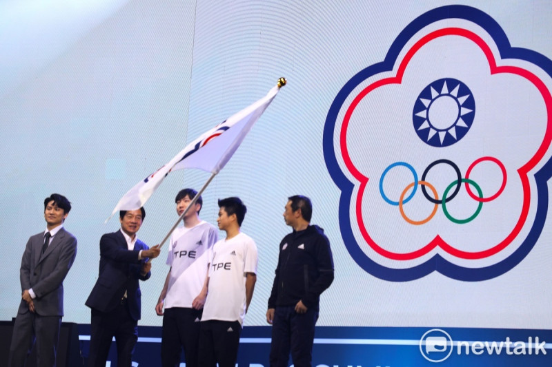 副總統賴清德親蒞 PCS 夏季總決賽進行 2022 杭州亞運電競項目代表隊授旗儀式   