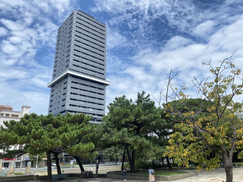 「回建築」屬新竹市高級住宅社區，鄰近學區、公園、運動場，距離高速公路交流道不遠，會購買屋主多為新竹科學園區高階主管或層峰人士。   圖 : 中央社/提供