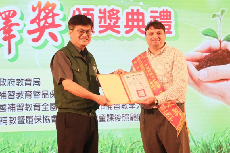 謝文斌(左)表揚外籍優良教師。   圖：高雄市教育局提供