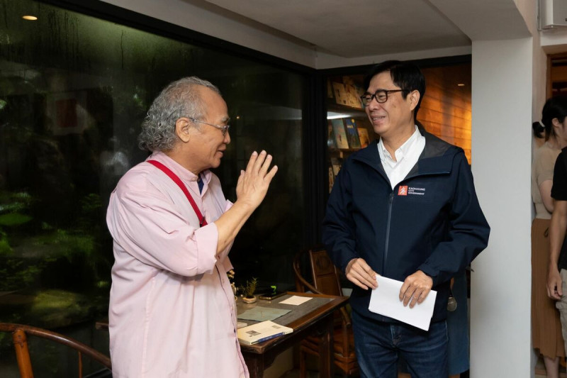 陳其邁(右)出席吳錦發與女兒新書分享會。   圖：高雄市政府提供