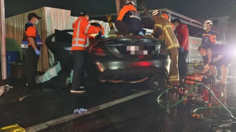 ▲台南黑色賓士車疑似因下雨視線不佳，逆向自撞上路旁電線桿及撞斷消防栓，釀2命危3重傷。   圖片來源／翻攝畫面