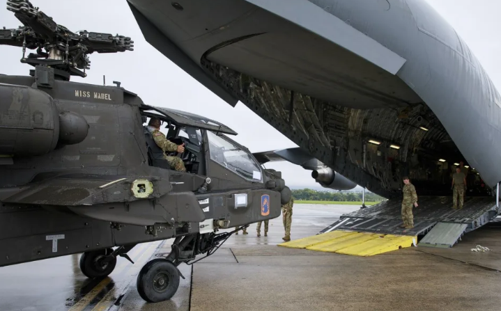  9 月 1 日，美第 12 戰鬥航空旅官兵，自空軍 C-17 運輸機貨艙下卸首批 2 架 AH-64E V6。   圖 : 翻攝自 DVIDS 網站