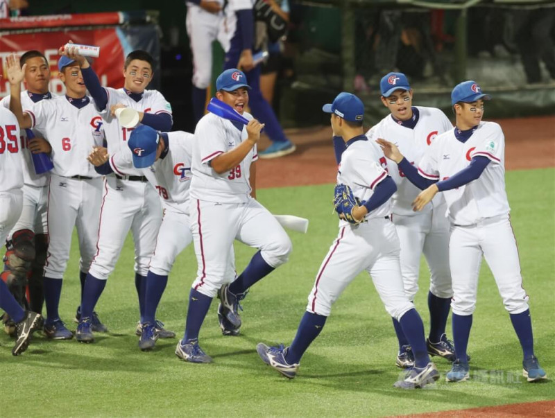 U18世界盃棒球賽冠軍戰10日晚間在天母棒球場展開，台灣隊先發投手孫易磊（右3）在化解1局失分危機後，休息區隊友們紛紛上前擊掌致意。   圖：中央社