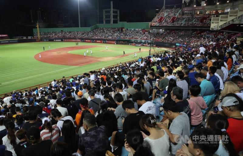 U18世界盃棒球賽台灣隊與日本隊10日晚間在天母棒球場爭冠，現場湧入大批地主球迷到場觀戰，全力為台灣小將們加油。   圖：中央社