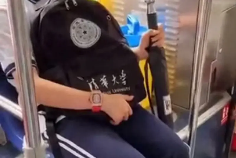 近日有網友分享在搭公車的時候，斜對面坐著一位穿制服的小女生，手上配戴737萬的名錶。   圖/爆廢公社二館