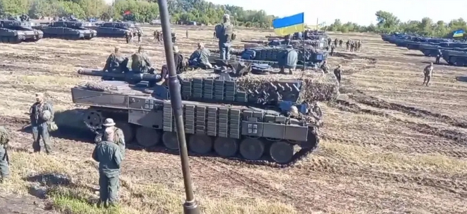 烏軍進行反攻的坦克車隊。   圖 : 翻攝自熊熊點兵