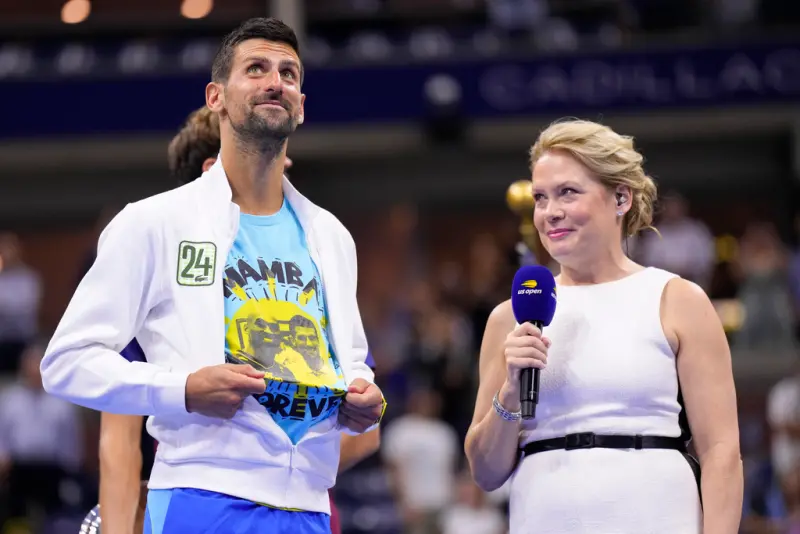 「喬帥」Novak Djokovic勇奪生涯第24座大滿貫，穿上印有他和Kobe合照的特製T恤致敬。   圖／達志影像／美聯社