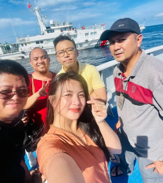菲律賓美女記者比安卡·達瓦與工作人員，在仁愛礁中國與菲律賓船隻對峙的現場自拍。   圖 : 翻攝自臉書