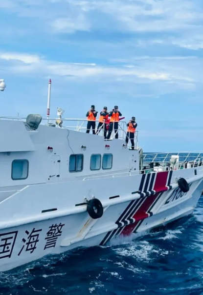 中國海警船人員對菲律賓船隻進行監控錄影。   圖 : 翻攝自浩外同學