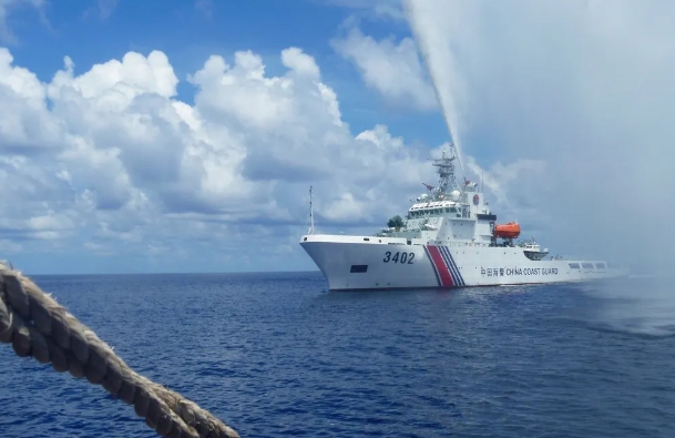 中國海警船隊菲律賓船隻發射水砲。   圖 : 翻攝自浩外同學