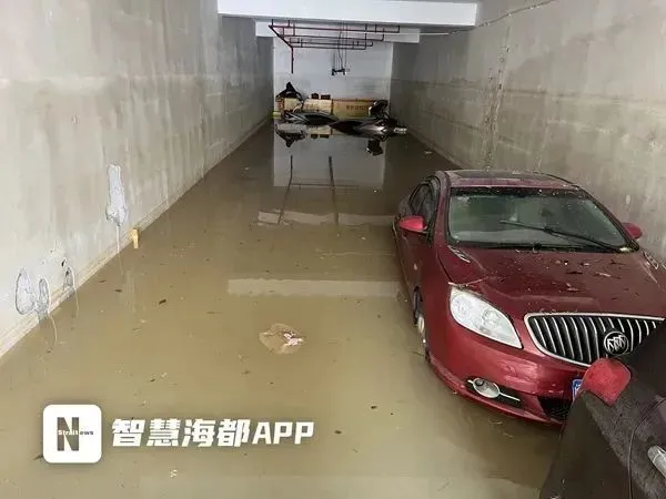 車輛泡在水中。   圖：翻攝自海峽都市報