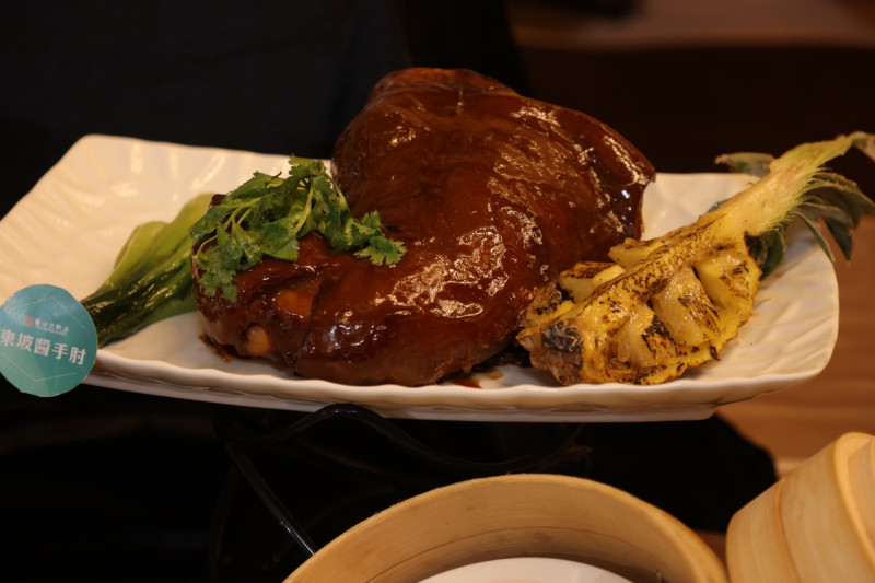 台北圓山大飯店圓苑餐廳，東坡醬手肘。   圖：中華美食文化國際高峰論壇／提供