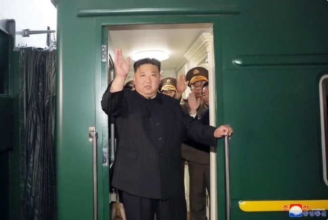 北韓領導人金正恩搭乘象徵家族權力的綠色裝甲列車前往俄羅斯海參崴會面普丁。   圖:番社自朝中社官網