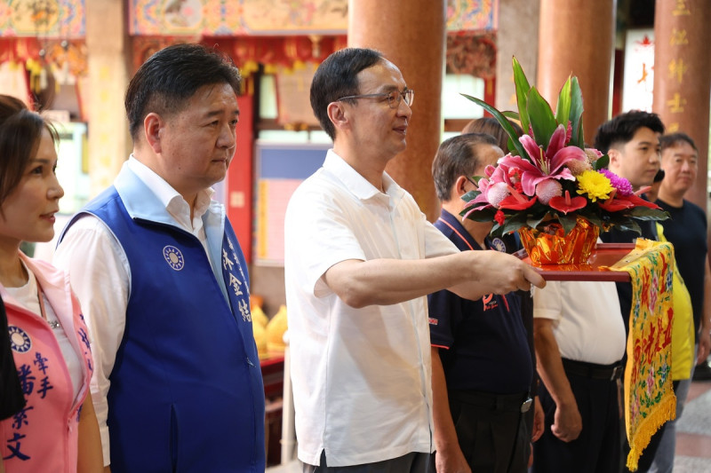 國民黨主席朱立倫與國民黨立委參選人林金結於土城五穀先帝廟參拜。   圖：國民黨文傳會/提供