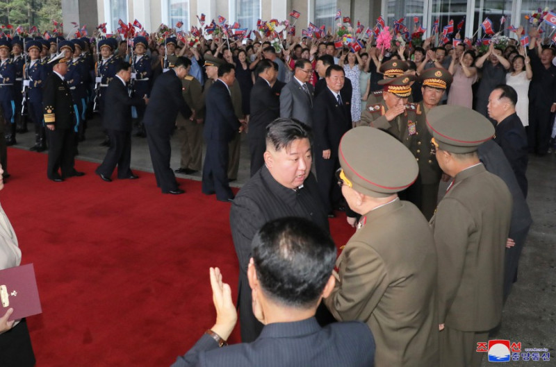 南韓國防部根據《朝中社》發布照片，指北韓掌握實權官員幾乎「傾巢而出」。   圖：翻攝朝中社