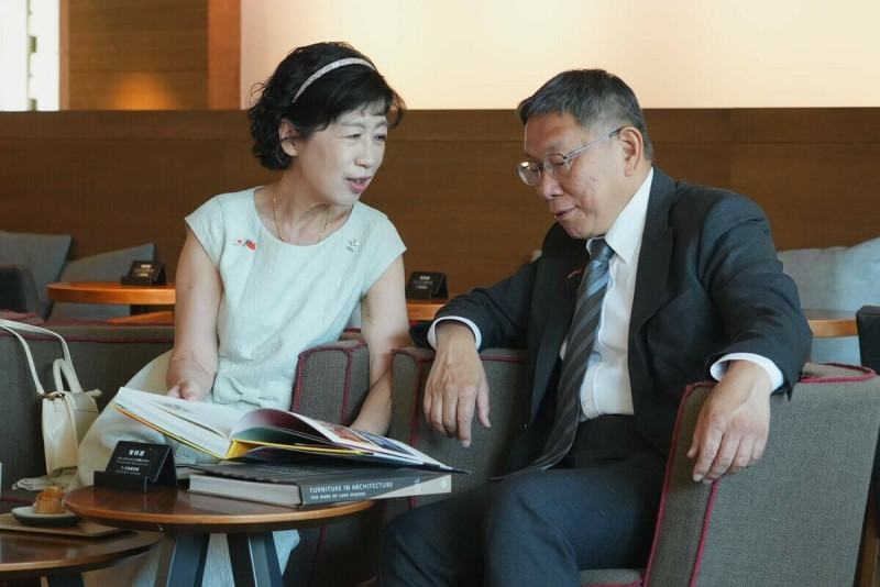 民眾黨主席、總統參選人柯文哲和他的妻子陳佩琪。   圖：翻攝陳佩琪臉書