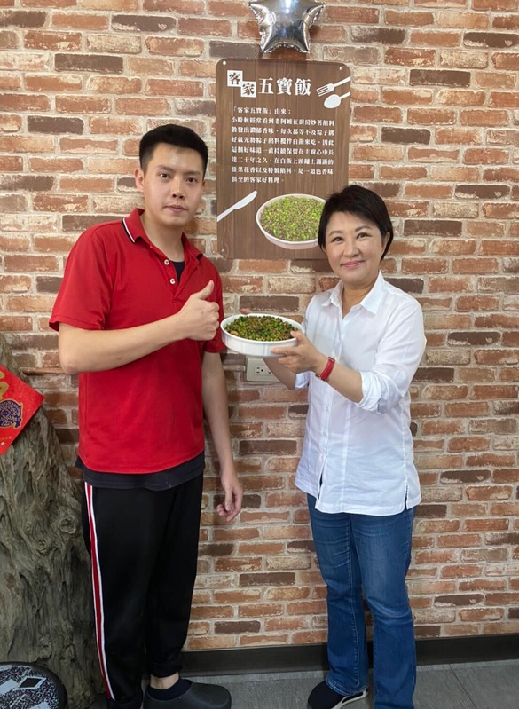 台中市長盧秀燕親訪土牛客家小吃品嘗盛讚好味道。   台中市政府/提供