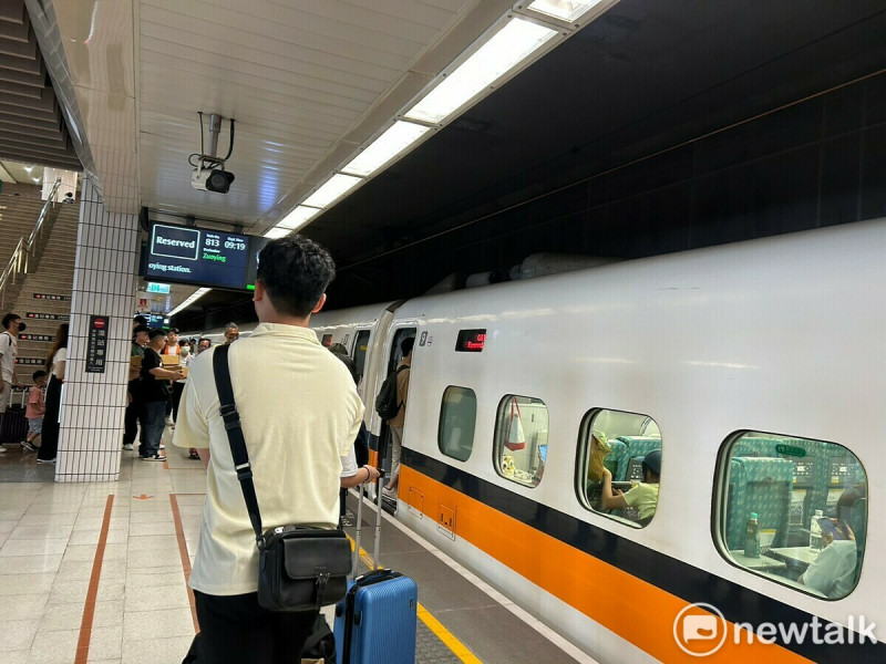 台灣高鐵宣布，中秋連假將再加開5班次列車，包括南下4班、北上1班，共加開141班次列車   圖：林岑韋／攝