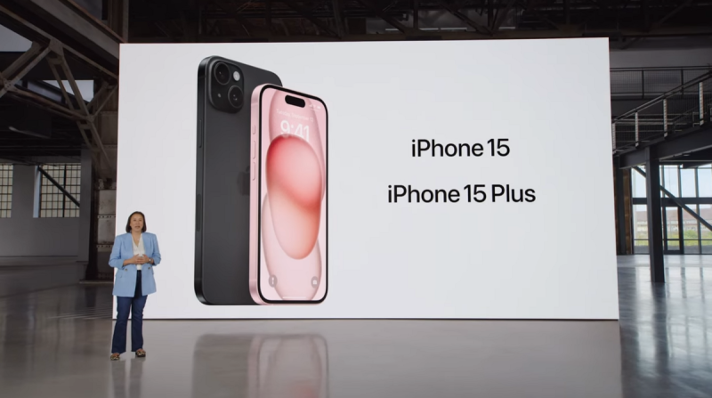 蘋果iPhone 15系列新機正式亮相，其中iPhone 15變革之一就是充電線捨棄沿用10 年的 Lightning，改成USB-C 接孔。   圖：翻攝自蘋果YT頻道