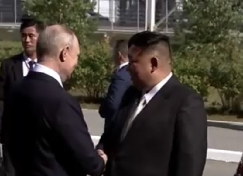 北韓領導人金正恩與俄羅斯總統普丁握手。   圖：翻攝自X帳號@C_NyaKundiH